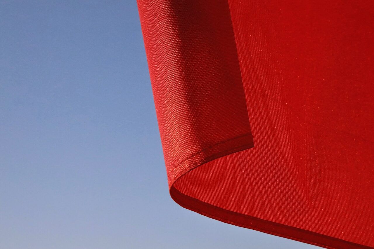 Was ist eine Red Flag? Dating-Glossar